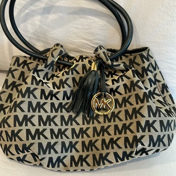 Michael Kors Signature Ring Bag -Black - Picture 2 of 8